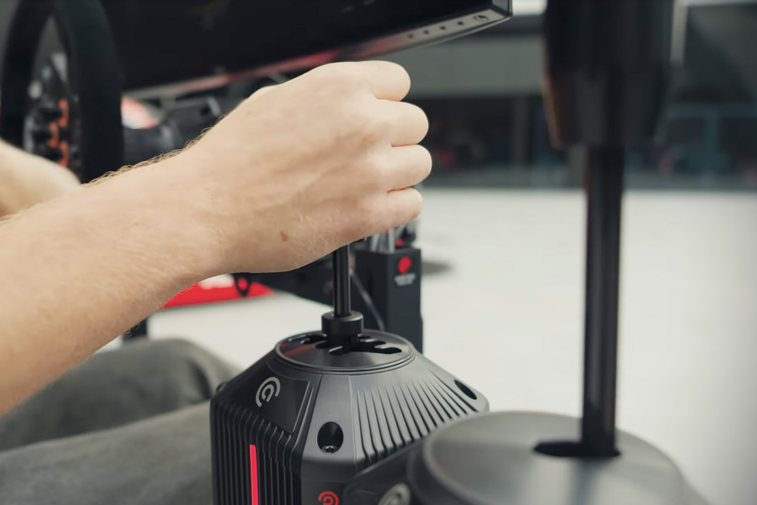 Asetek Racing: palanca de cambios y freno de mano para simulación de carreras